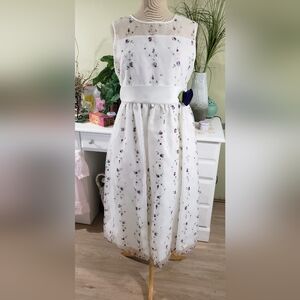 White Sleeveless Scoop Neck Sundress for Plus Size Girls.